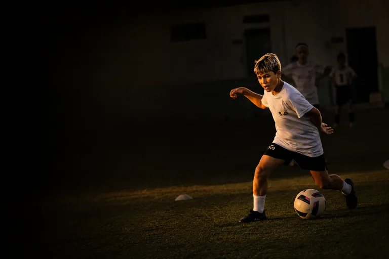 Atleta da BeTheOne Academy em ação num treino ao anoitecer