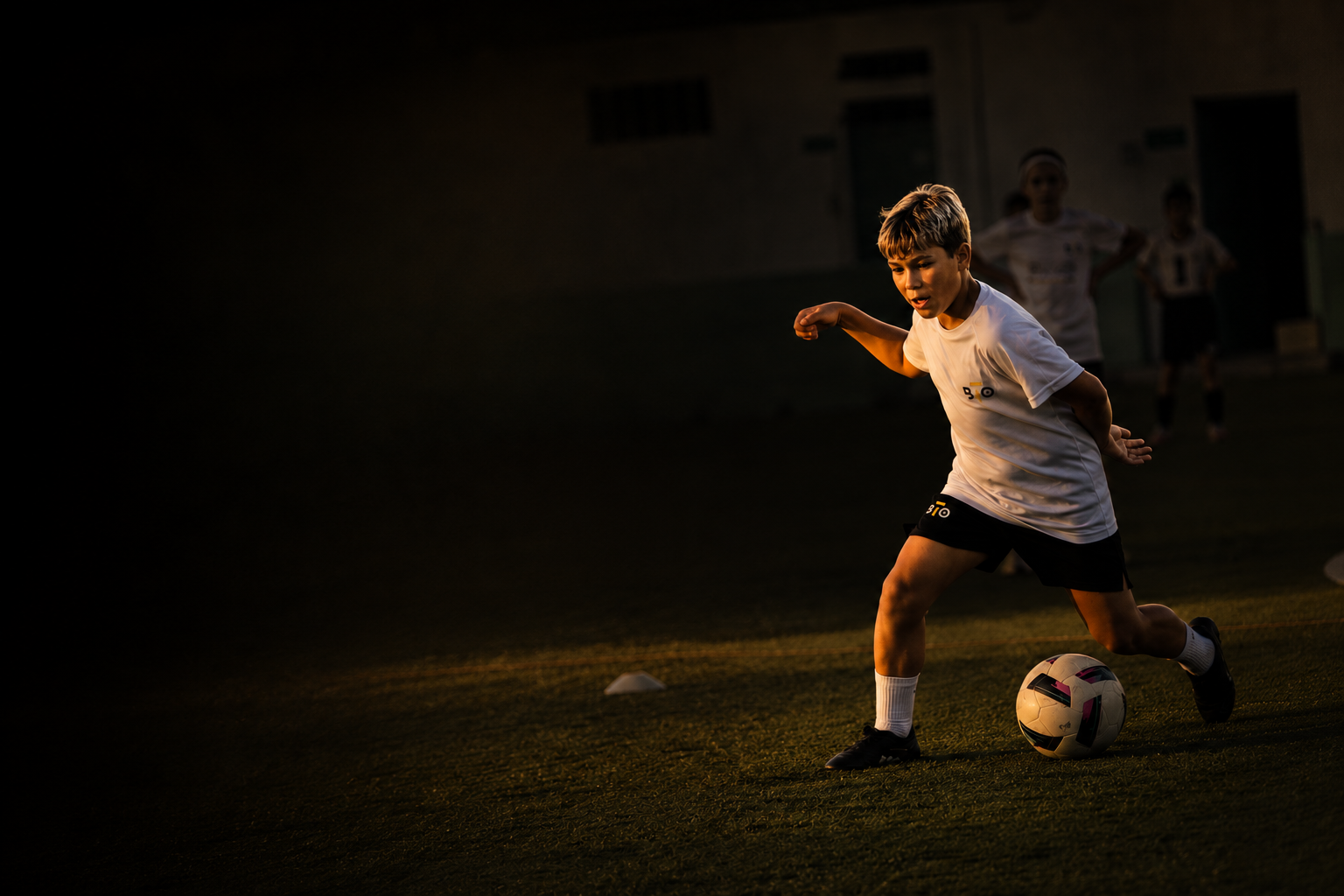 Atleta da BeTheOne Academy em ação num treino ao anoitecer